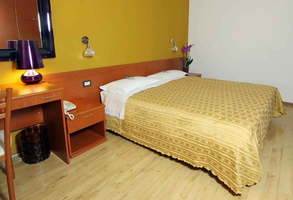 טריאסטה Albergo Al Viale מראה חיצוני תמונה